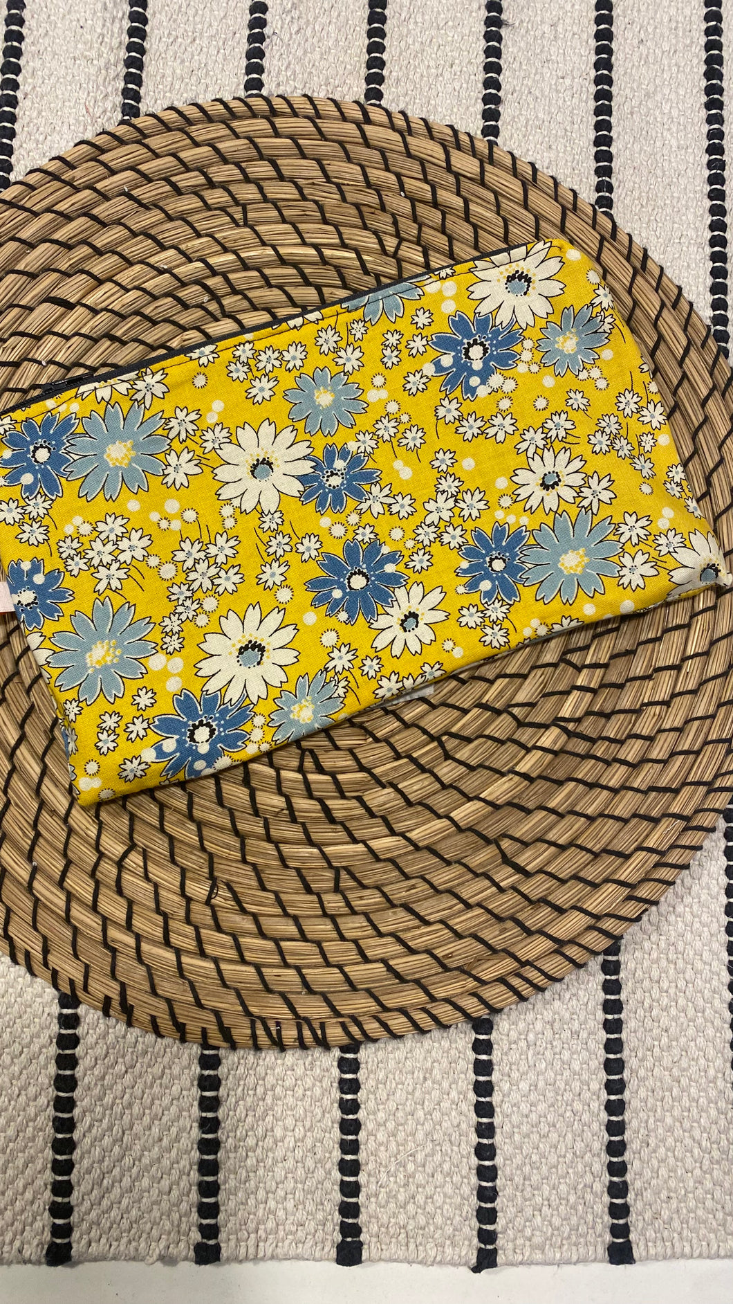 Astuccio zip fiori sfondo giallo